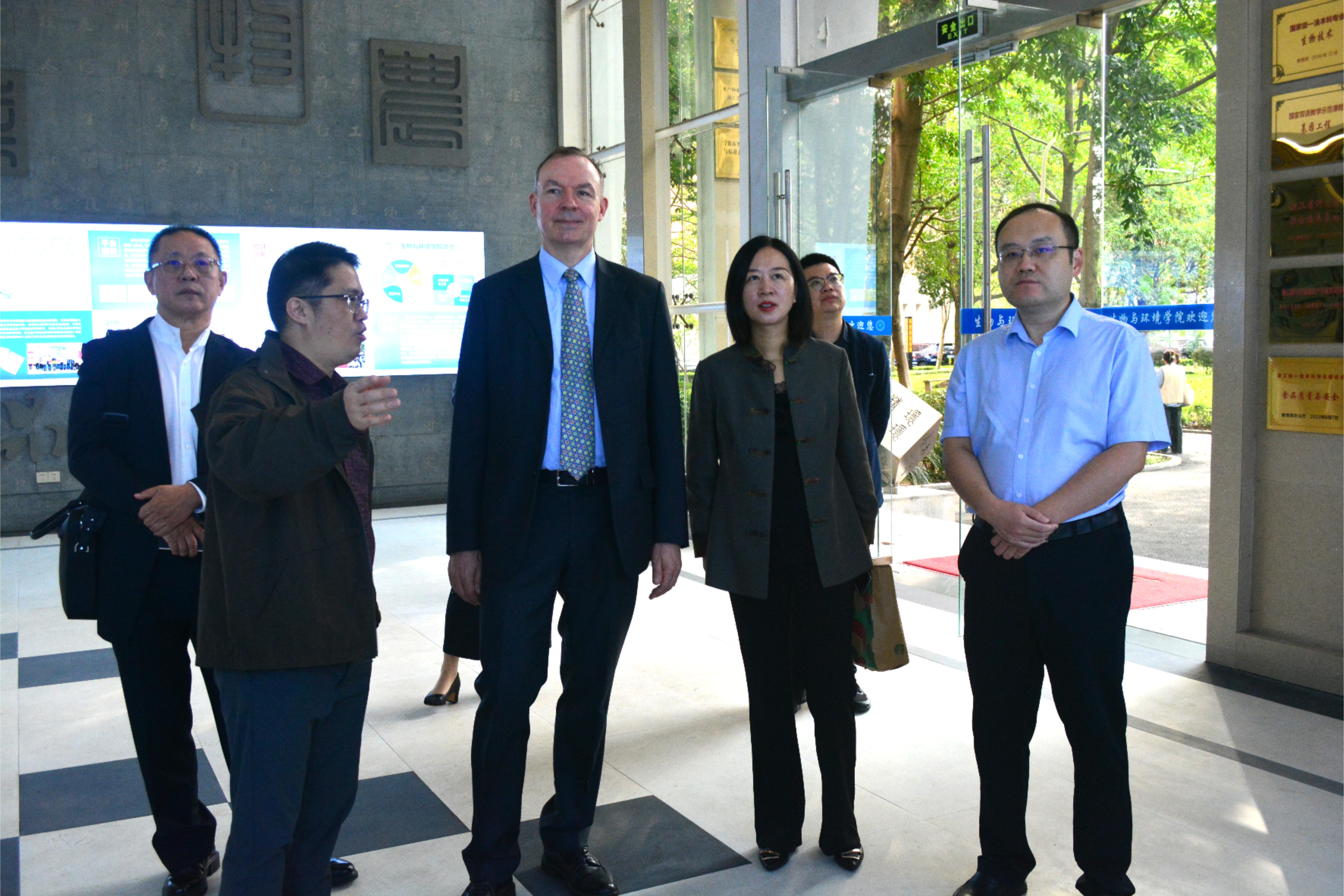 德国品牌应用科学大学校长Shan Fan和德国科格努斯国际教育集团总裁Matthias Afting一行来访我校